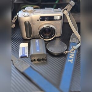 Sony Cybershot DCS-S75 MPEG MOVIE EX Digital Camera 3.3MP Works 6× Zoom